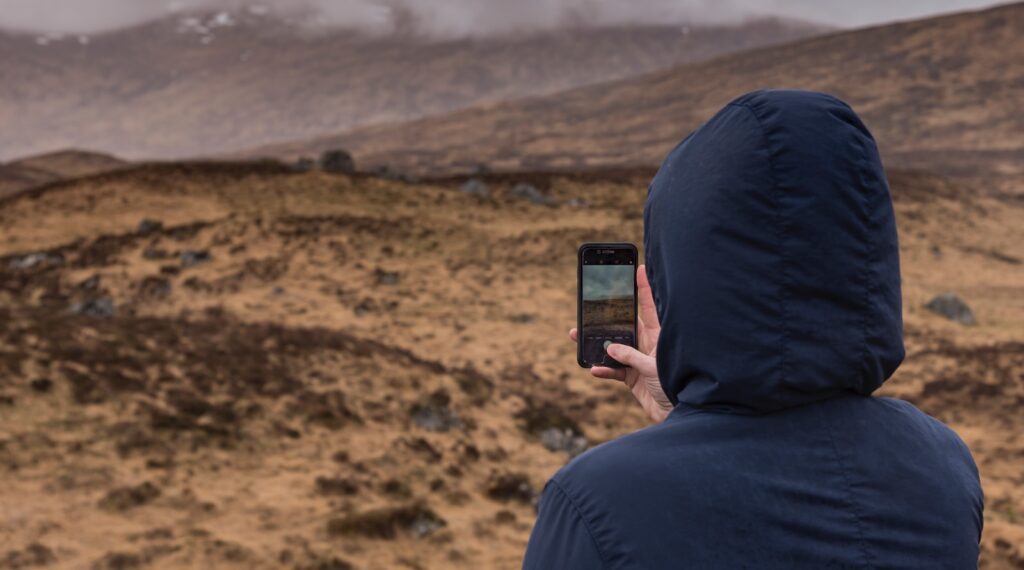 person holding smartphone in Glencoe, photo by Oscar Sutton