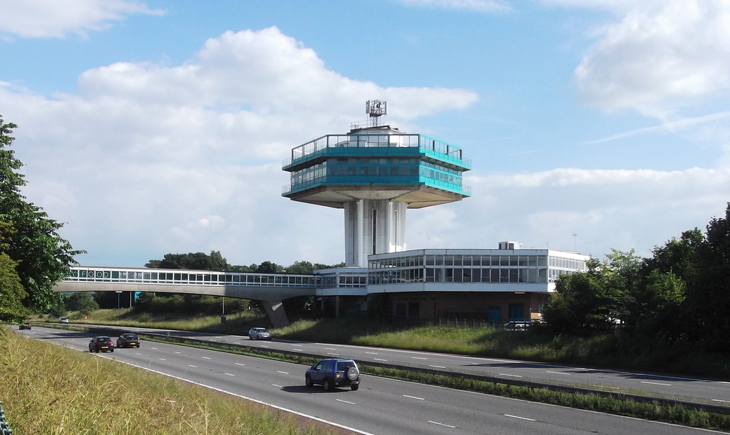 Government misses target for motorway EV chargepoints 