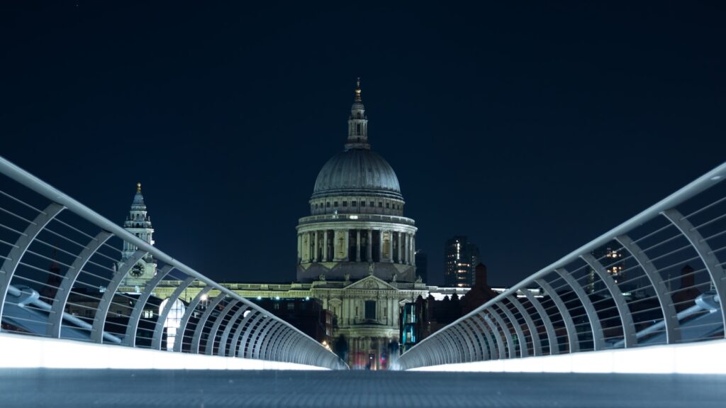 EE expands small cell, ARC and 5G coverage in London and across UK