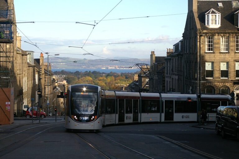 14-271 An Edinburgh tram snakes into Saint Andrew Square